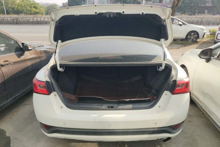 Used Zotye Z300 2016 New Vision 1.5L Manual Entry-Level Model with Sunroof
