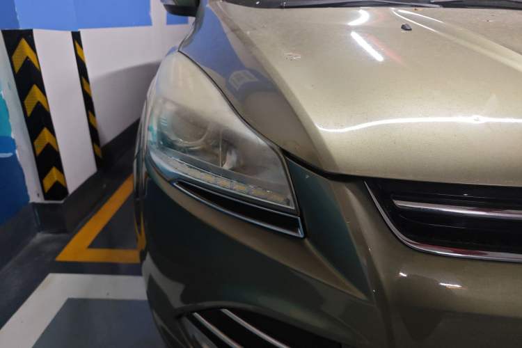 Used Ford Kuga 2013 1.6L GTDi Two-Wheel-Drive Trend Model Right Front Headlight