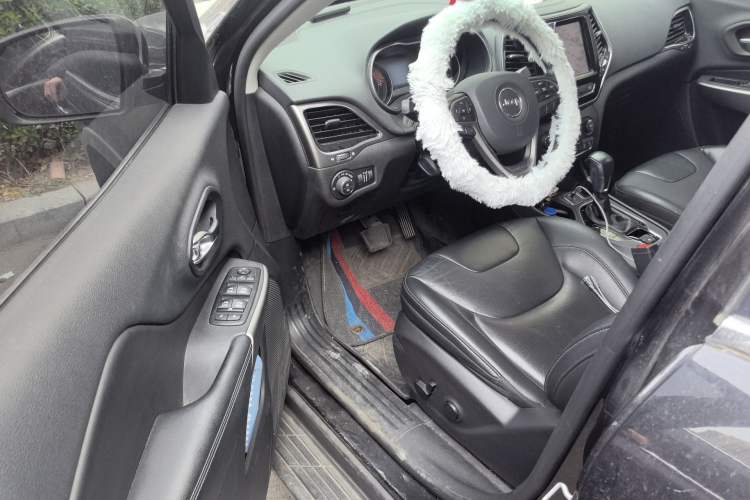 Used Jeep Cherokee 2019 2.0T Two-Wheel Drive Yue Xiang Edition China VI Emission Standard Driver Seat