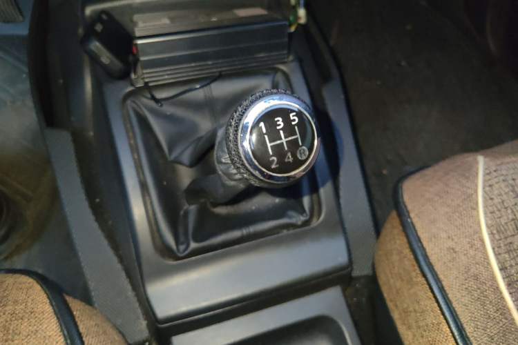 Used Great Wall Wingle 5 2016 2.8T Two-Wheel-Drive Entry-Level GW2.8TC Big Double-Cab GW2.8TC Gear Lever