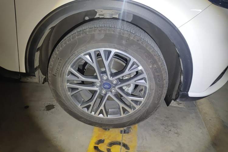 Used Ford Escape 2020 EcoBoost 245 Two-Wheel-Drive Titanium Edition Right Front Wheel Hub