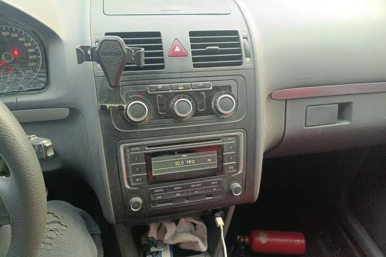 Used Volkswagen Touran 2015 1.4T Manual Fashion Edition 5-Seater Audio And AC Panel