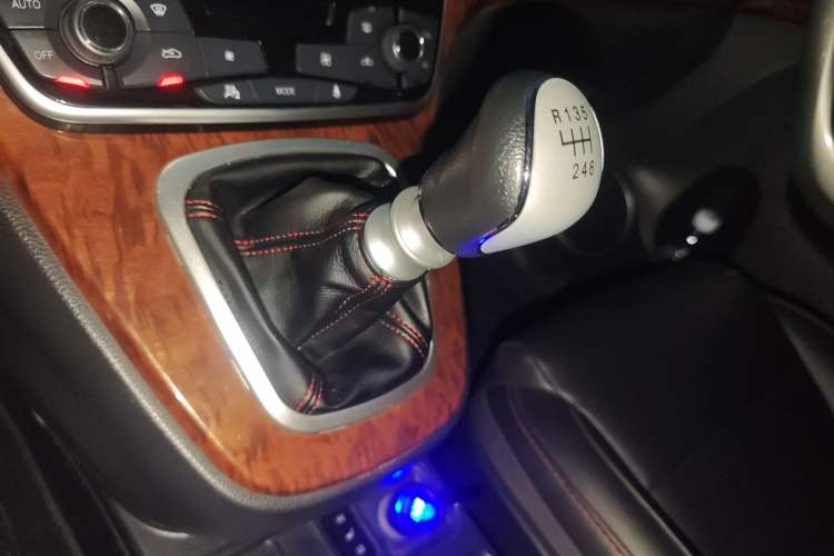 Used Haval H6 2015 Sport Edition 1.5T Manual Two-Wheel Drive Elite Model Gear Lever