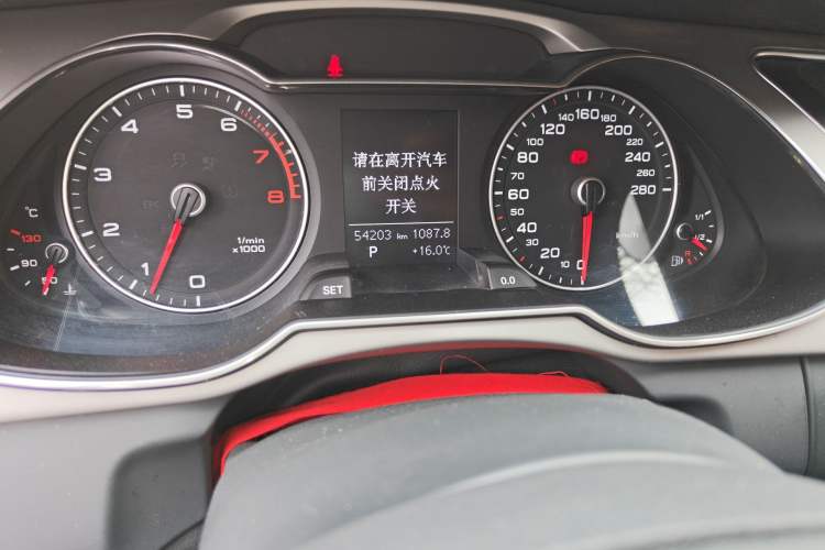 Used Audi A4L 2016 30 TFSI Automatic Comfort Model Odometer Close Up