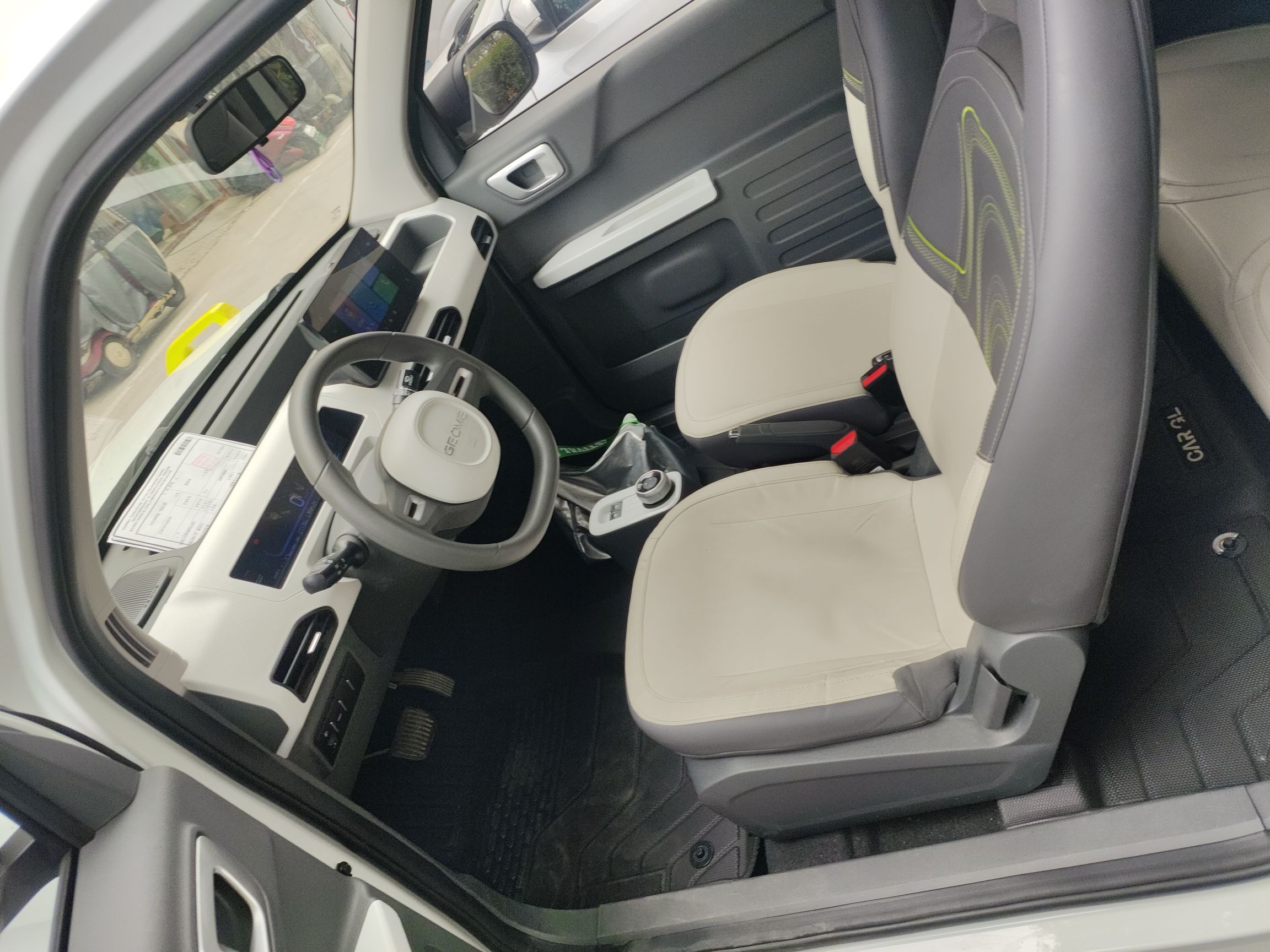 Переднее сиденье в автомобиле