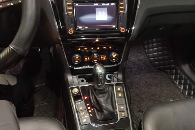 Used Volkswagen Passat 2017 330TSI DSG Prestige Edition Gear Lever