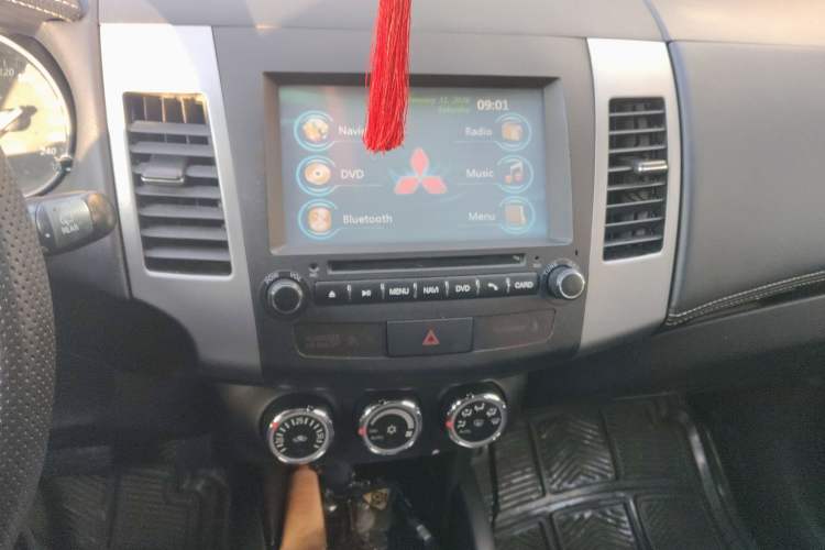 Used Mitsubishi Outlander 2010 Kinhui 2.4 Fashion Edition Audio And AC Panel