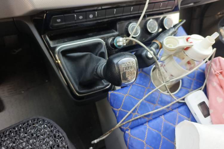 Used Dongfeng Yufeng 2023 V9+ 2.3T Manual Rear-Drive Cargo Van with Dual Rear Tires 3-Seater Gear Lever