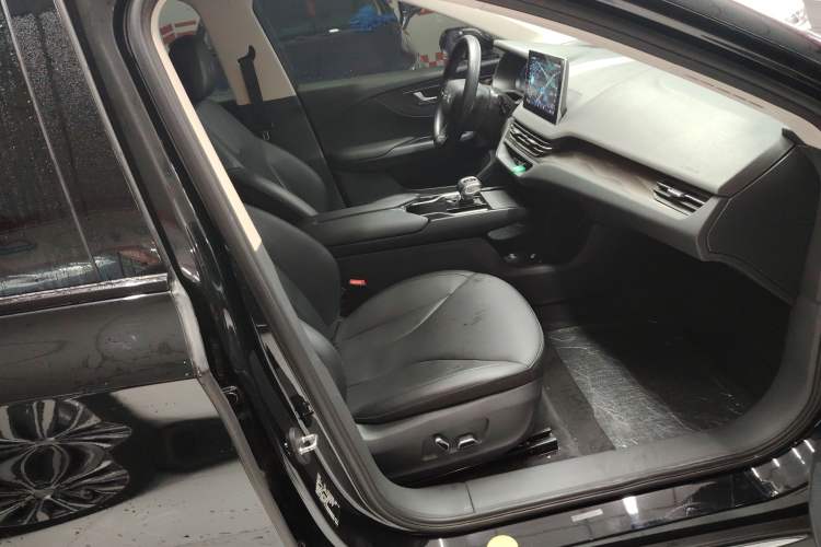 Used Hongqi E-QM5 2022 431 km Charge & Enjoy Edition