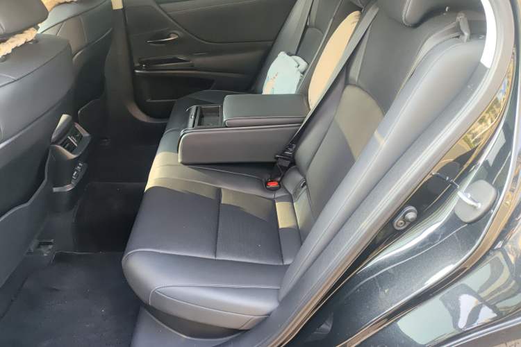 Used Lexus ES 2020 300h Deluxe Edition
