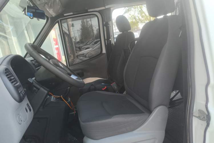 Used JMC Transit 2019 2.8T Commercial Version Long Wheelbase Mid-Roof 6-Seater Rear Single Tire China VI Emission Standard – JX493