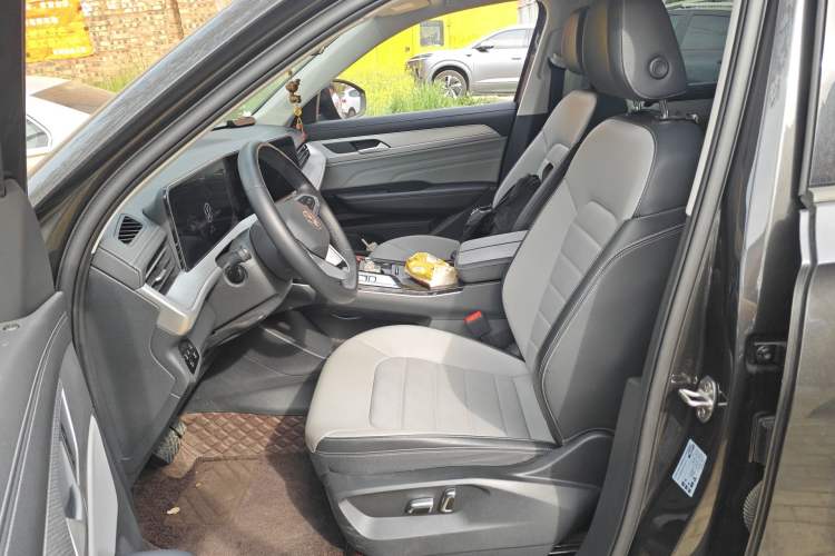 Used Volkswagen Tavendor 2024 330TSI Luxury Touring - All-Inclusive Edition Left Front Seat