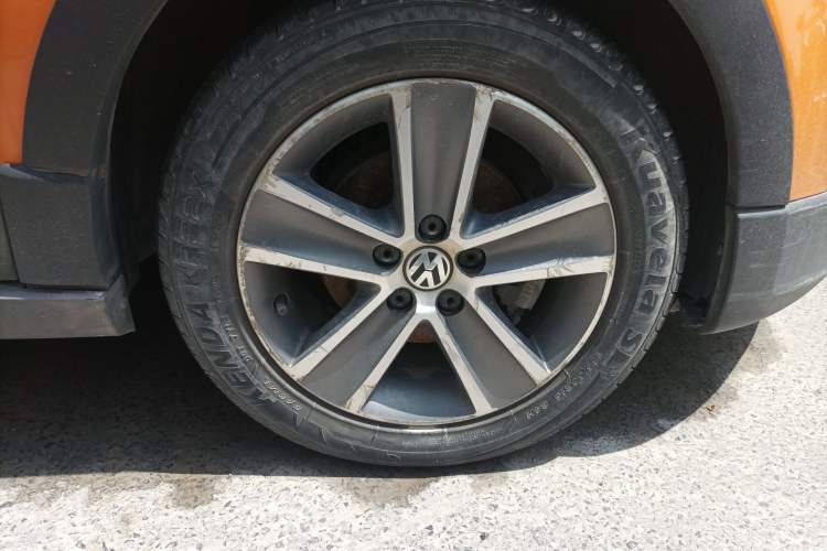 Used Volkswagen Polo 2012 1.6L Cross Polo Automatic Transmission Right Front Wheel Hub