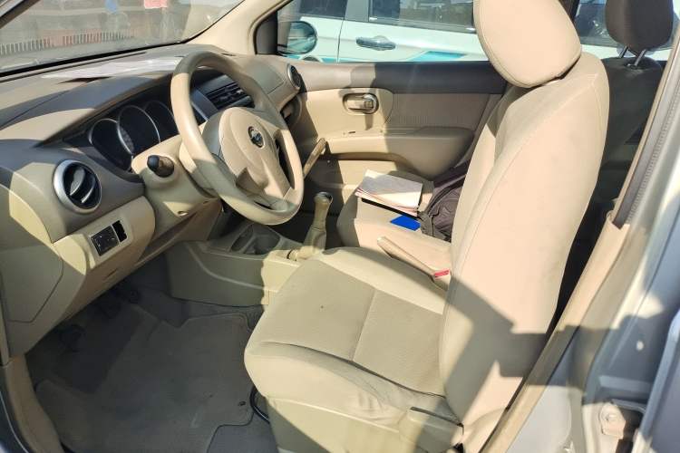 Used Nissan Livina 2010 Jingyue Edition 1.6L Manual All-Around Model
