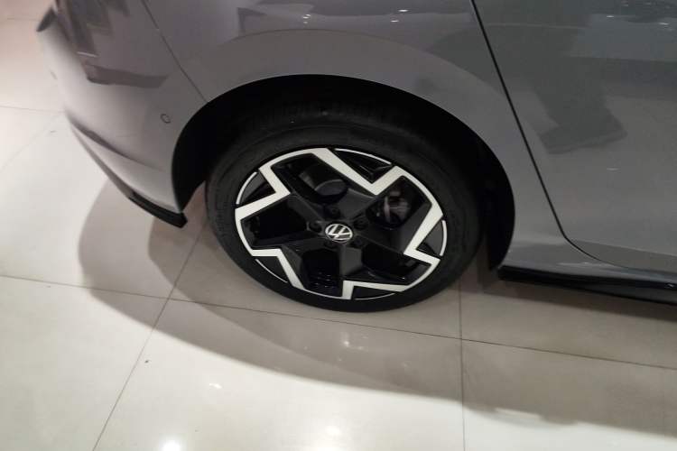 Used Volkswagen Golf 2025 Facelift 300TSI R-Line Right Rear Wheel Hub