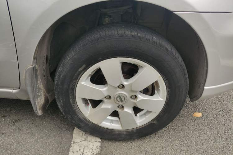 Used Nissan Livina 2010 Jingyue Edition 1.6L Manual All-Around Model Right Front Wheel Hub