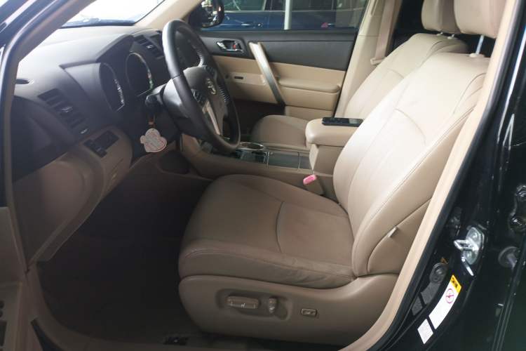 Used Toyota Highlander 2012 2.7L Two-Wheel Drive 7-Seater Luxury Edition Left Front Seat