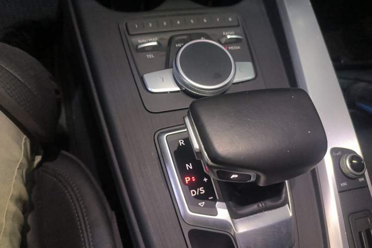 Used Audi A4L 2018 30th Anniversary Edition 40 TFSI Fashion Model Gear Lever