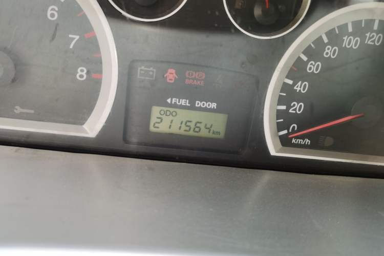 Used Huatai Santa Fe Classic 2012 2.0L Gasoline Manual Two-Wheel Drive Comfort Version Odometer Close Up