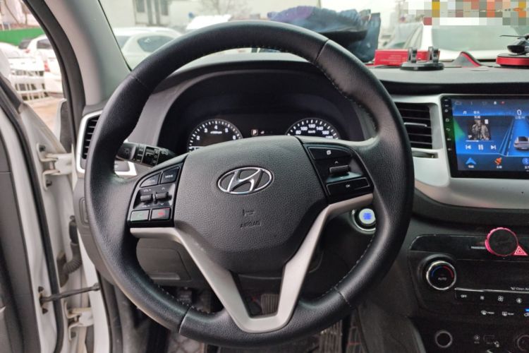 Used Hyundai Tucson 2015 1.6T Dual-Clutch Two-Wheel-Drive Smart Model Steering Wheel