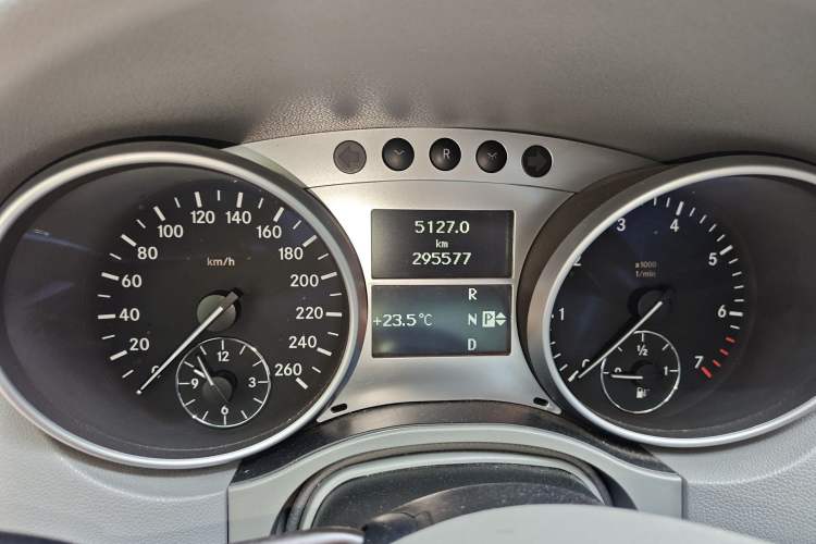 Used Mercedes-Benz M-Class 2010 ML 300 4MATIC Odometer Close Up