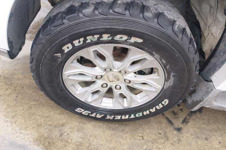 Used JMC Yusheng S350 2017 2.0T Automatic 2WD Diesel Luxury Version with Sunroof 5 Seats
