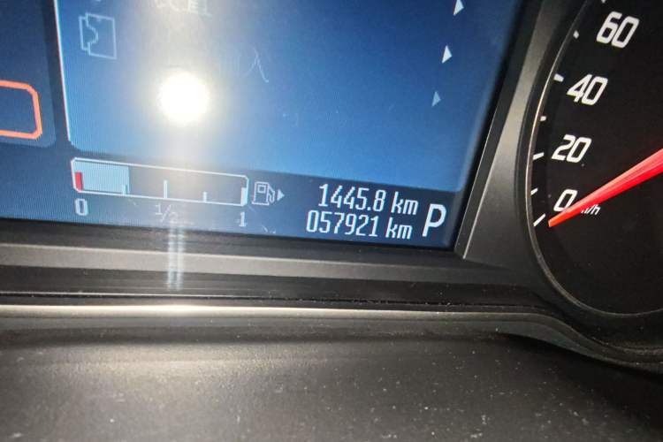 Used Ford Mondeo 2011 2.0L GTDi240 Ultimate Edition Odometer Close Up