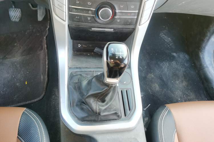 Used SAIC MAXUS T70 2020 2.0T Diesel Manual Two-Wheel Drive Australian Version with Long Bed and High Ground Clearance