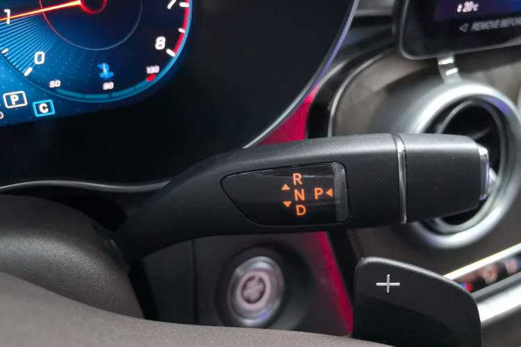 Used Mercedes-Benz GLC 2022 Second Facelift GLC 260 L 4MATIC Luxury Edition Gear Lever