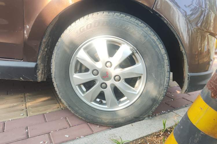 Used Wuling Hongguang 2014 1.5L S Luxury Model Right Front Wheel Hub