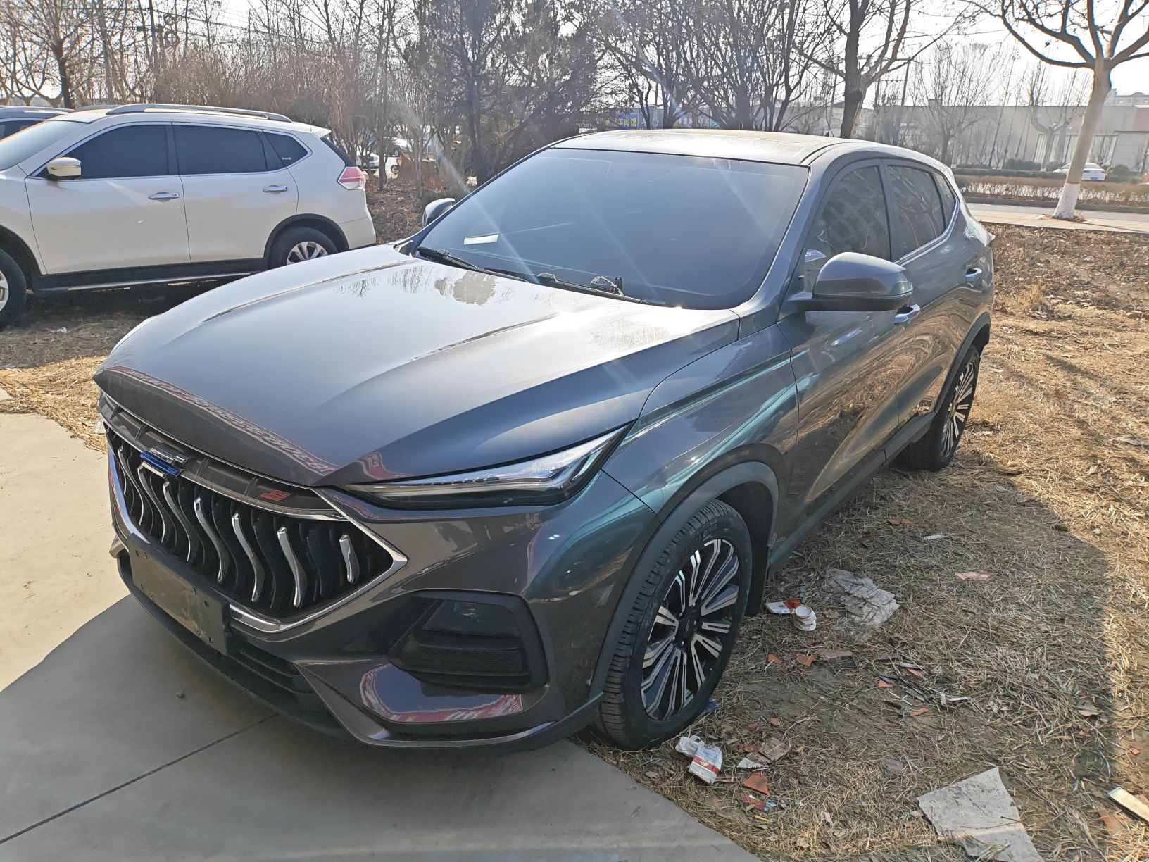 Под передней частью автомобиля