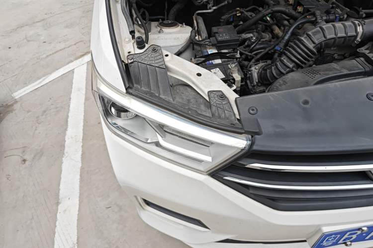 Used Wuling Hongguang 2019 1.5L S Standard Version China VI LAR Right Front Headlight