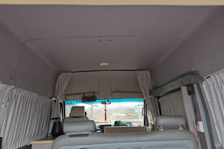 Used Iveco Daily 2020 2.5T A35 Passenger Van Single-Tire Mid-Roof Design 5-9 Seats with Sliding Side Door Meeting China V Emission Standards