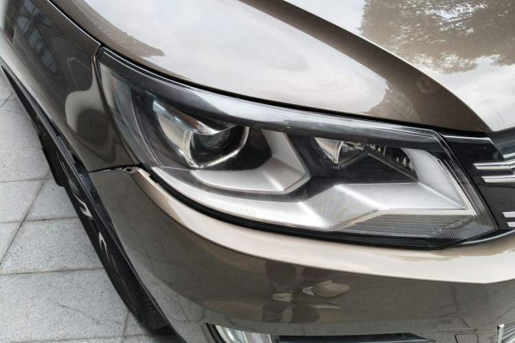 Used Volkswagen Tiguan 2013 1.8 TSI Automatic All-Wheel Drive Luxury Model Right Front Headlight