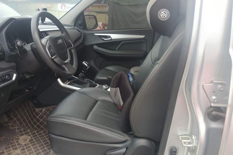 Used Isuzu D-MAX 2023 2.5T Manual 4x4 Diesel Flagship Long Wheelbase Left Front Seat