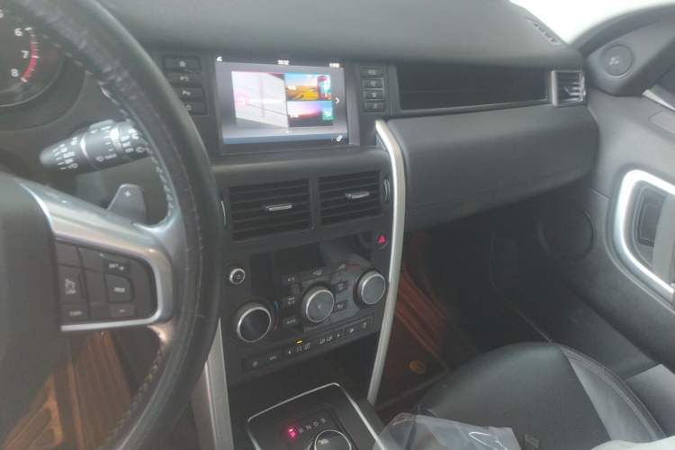 Used Land Rover Discovery Sport 2018 240 PS SE Version Audio And AC Panel