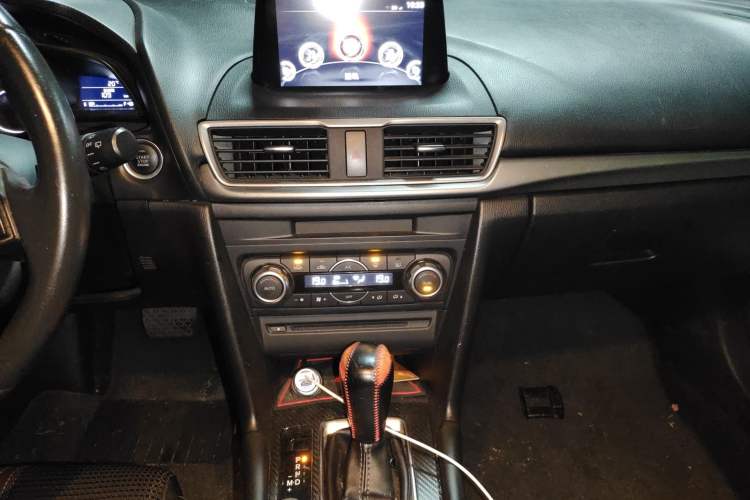 Used Mazda 3 Axela 2017 Hatchback 2.0L Automatic Luxury Model Emission Standard China V Audio And AC Panel