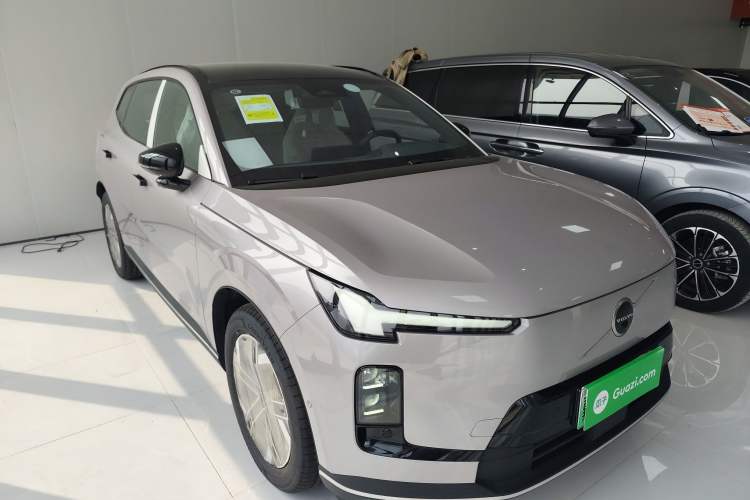 Used Volvo XC70 Plug-in Hybrid 2026 Model Two-Wheel Drive Long-Range Core Exterior 1