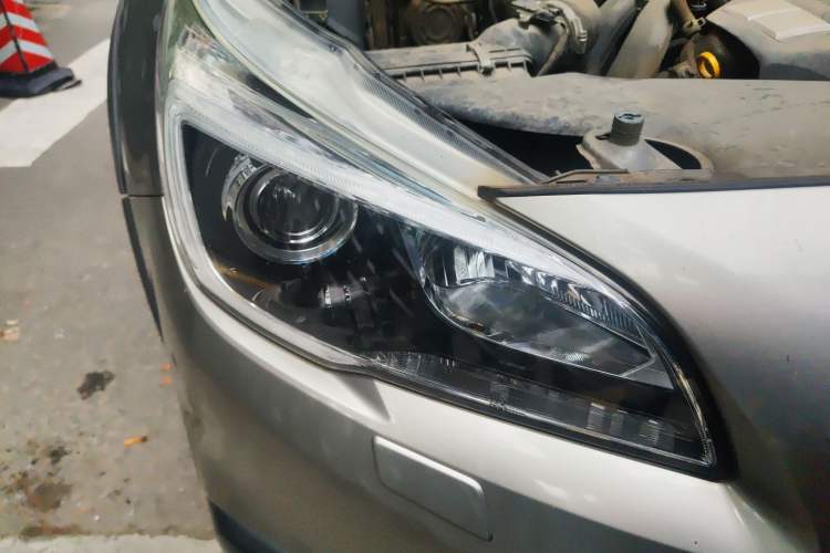 Used Subaru Outback 2016 2.5i Luxury Navigation Edition Right Front Headlight