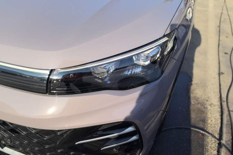 Used Volkswagen Tiguan L 2024 PRO 330TSI Two-Wheel Drive R-Line Smart Edition
