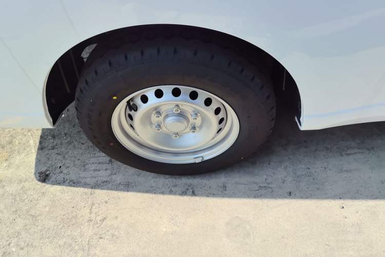 Used Wuling Yangguang 2024 300KM Comfort Version Passenger Van 75kW Exterior 5