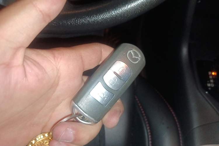 Used Mazda 3 Axela 2014 Sedan 1.5L Automatic Comfort Model
