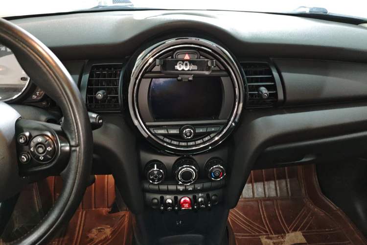 Used MINI 2019 1.5T ONE Five-Door Edition Audio And AC Panel
