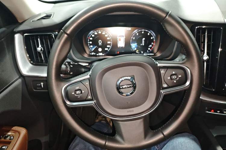 Used Volvo XC60 2019 T5 4x4 Zhiyuan Edition China VI Standard Steering Wheel
