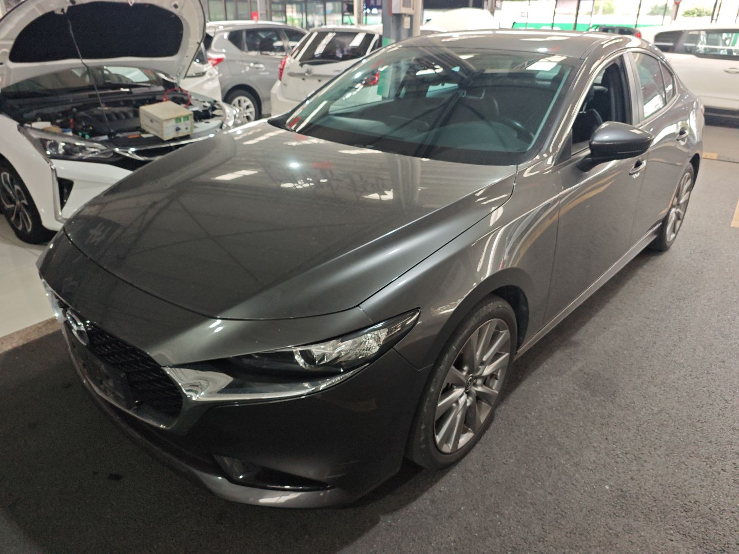 تحت مقدمة السيارة