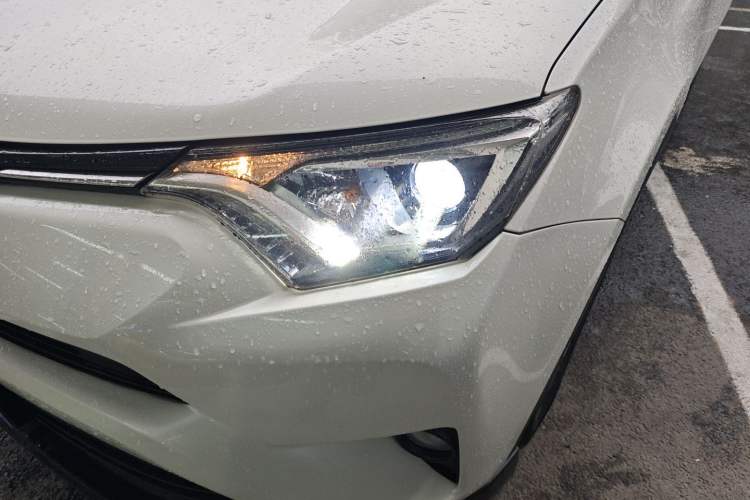 Used Toyota RAV4 2016 2.0L CVT Two-Wheel Drive Fashion Edition China V Standard