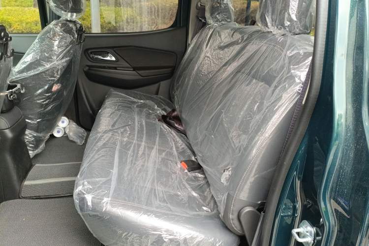 Used Dongfeng Ruichi 2023 2.4T Diesel Two-Wheel Drive Business Edition Long Cargo Bed YCY24165-61
