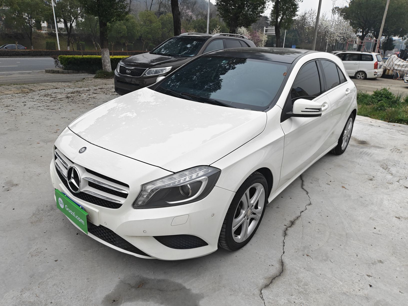 Под передней частью автомобиля