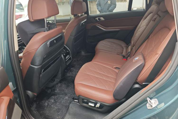 Used BMW X7 2023 xDrive40i Luxury Package with Leading Features