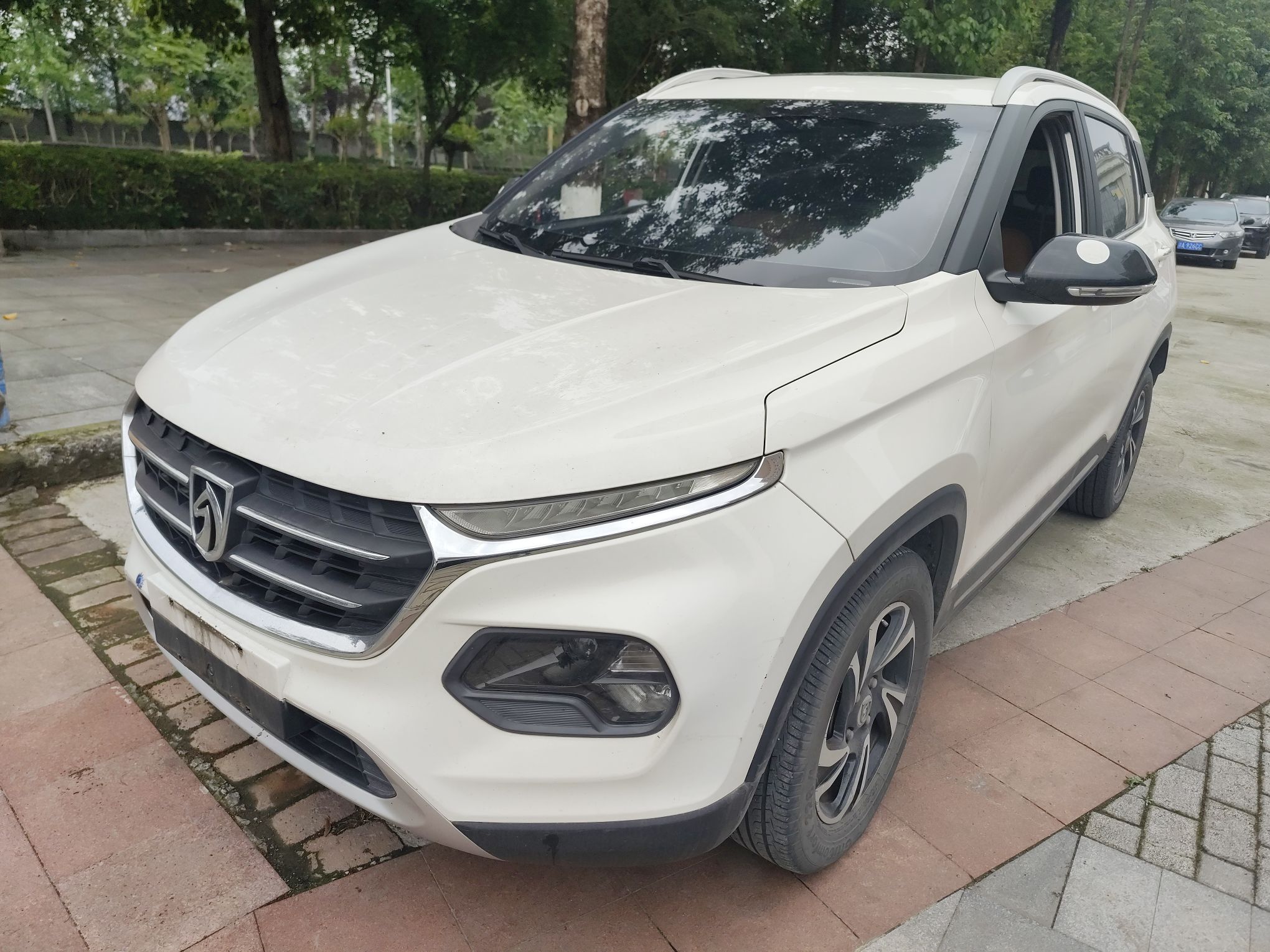 Под передней частью автомобиля